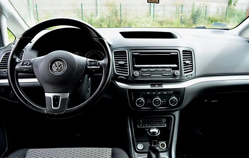 Volkswagen Sharan cena 44900 przebieg: 203000, rok produkcji 2013 z Niemodlin małe 232